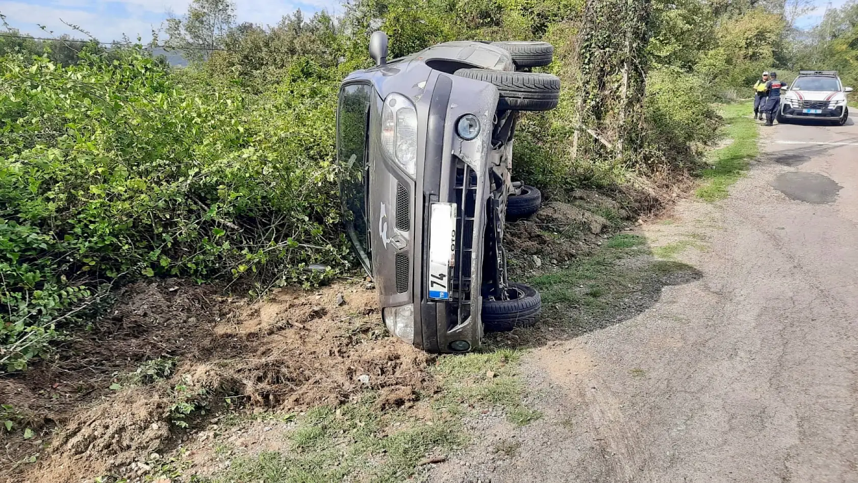 Bartın'da otomobil devrildi