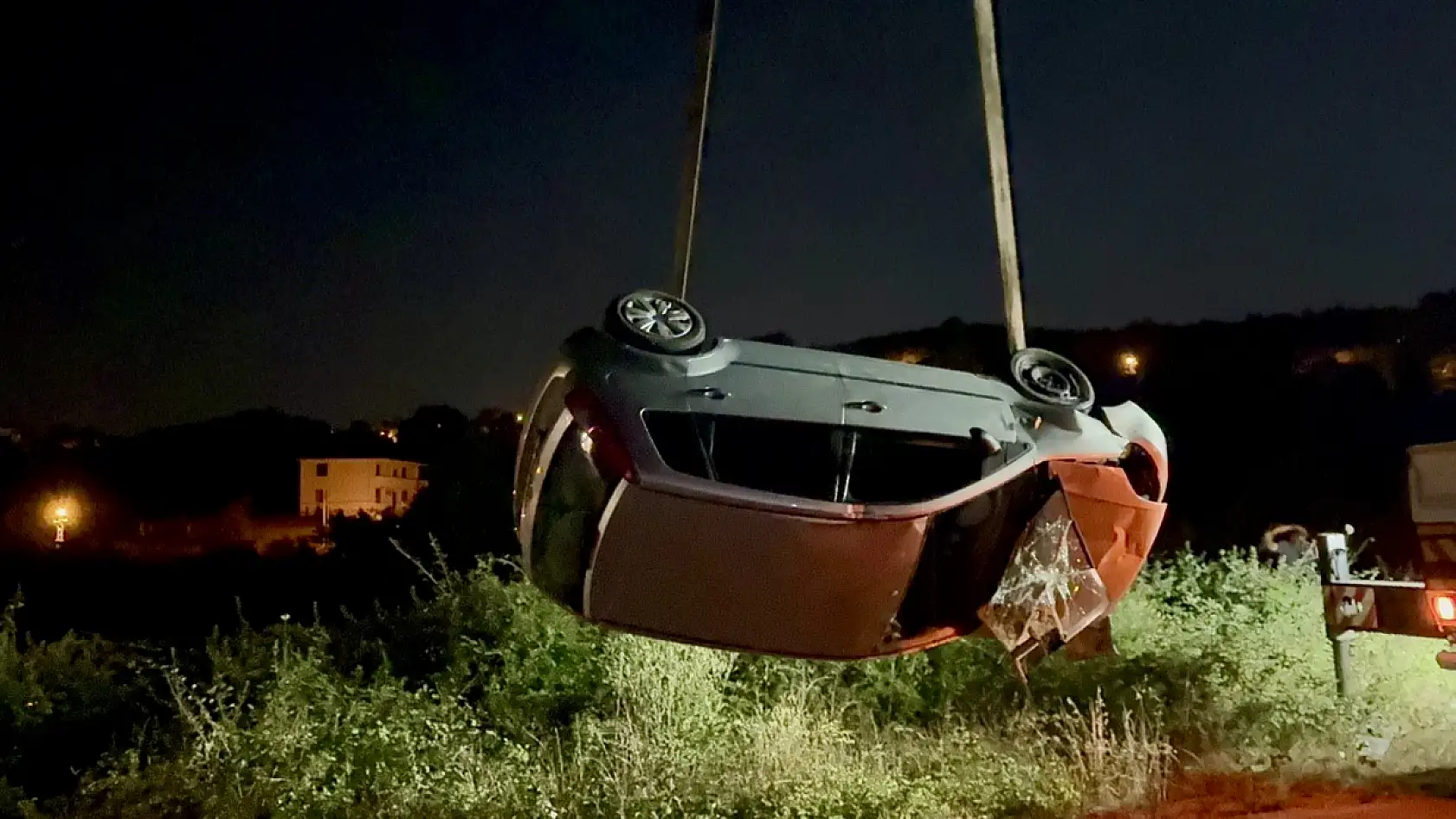 Ekipler kaza yapan aracı aradı