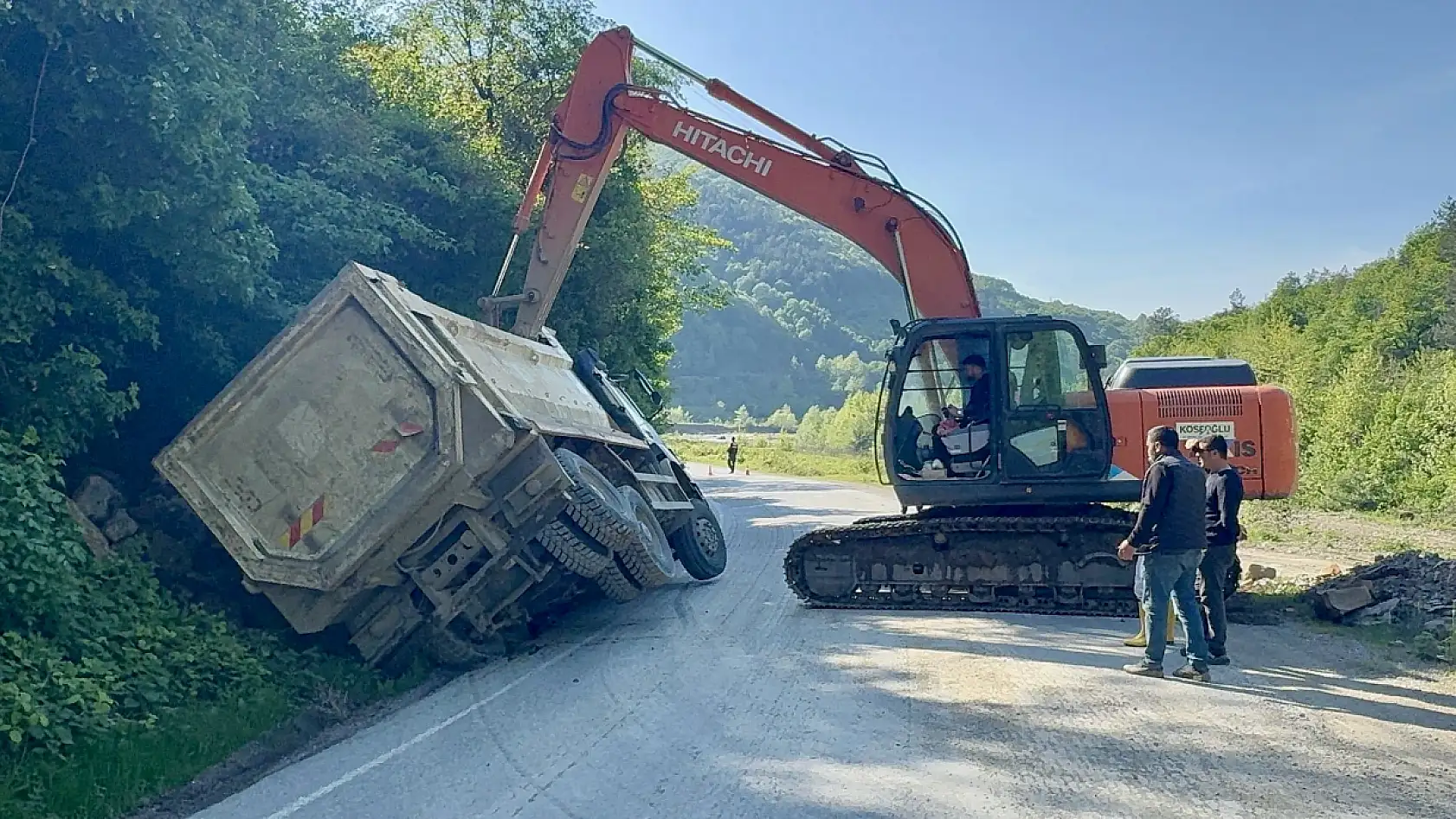 Taş yüklü kamyon devrildi