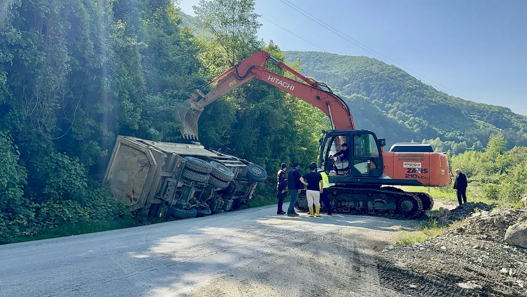 Taş yüklü kamyon devrildi