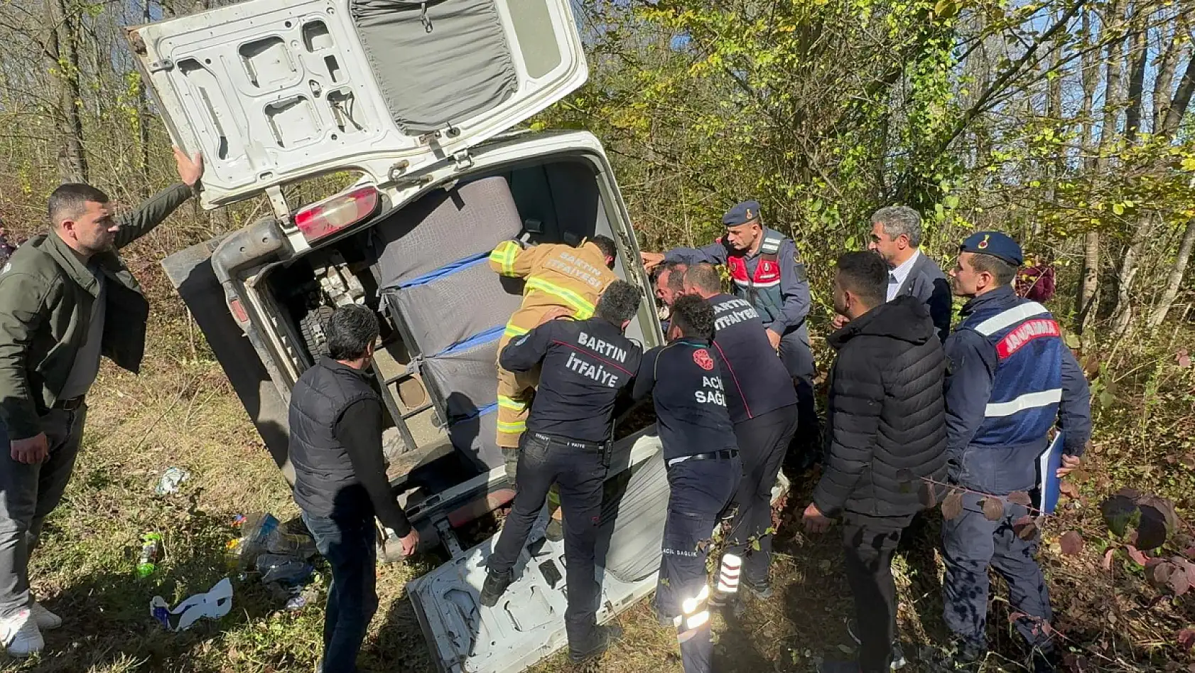Son dakika, yolcu minibüsü devrildi