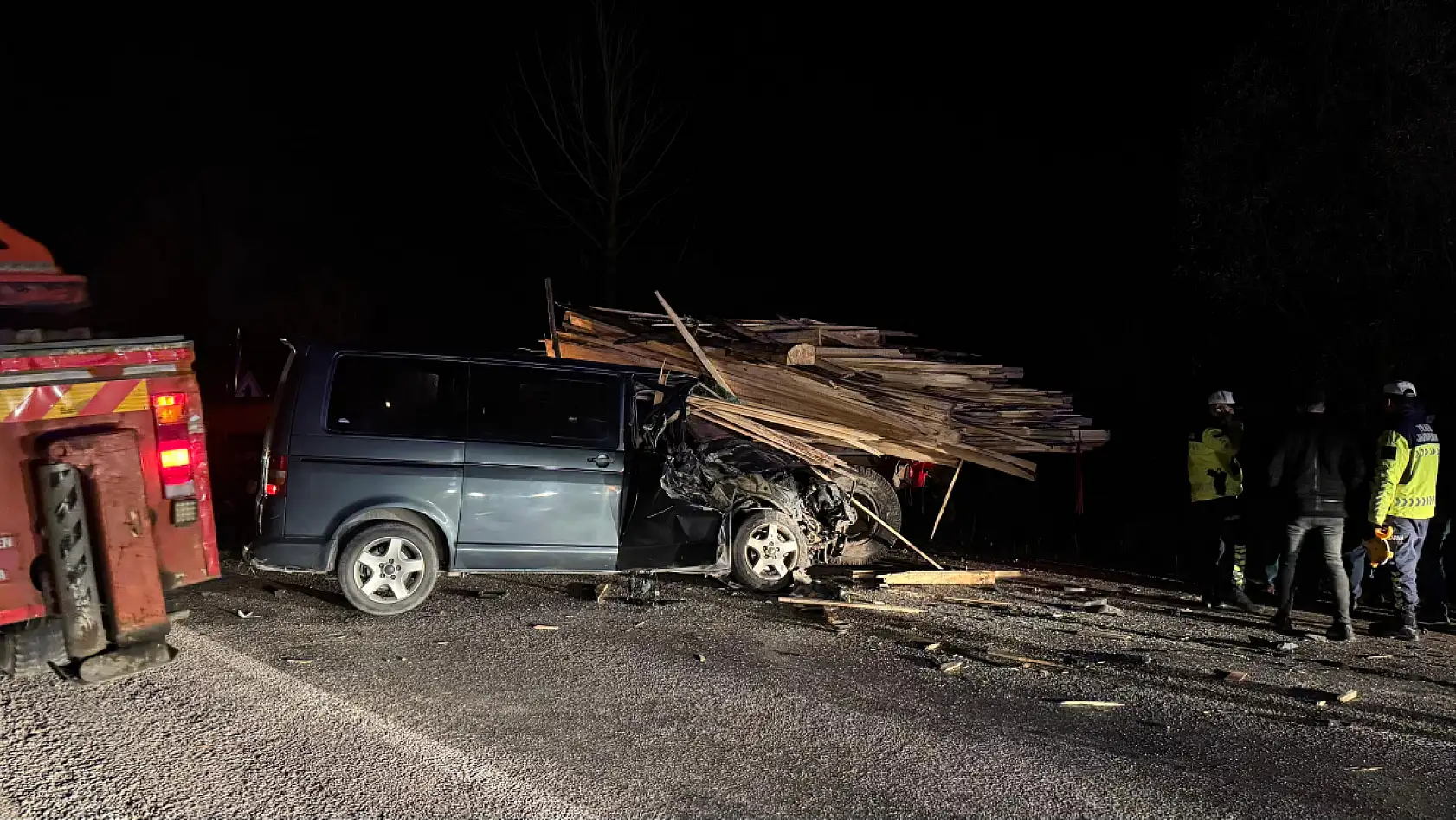 Minibüs ve traktör çarpıştı