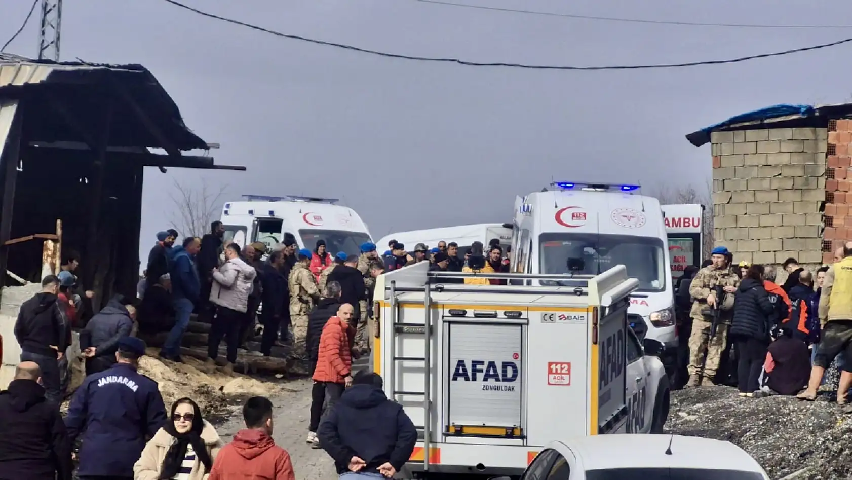 Göçük altında kaldılar