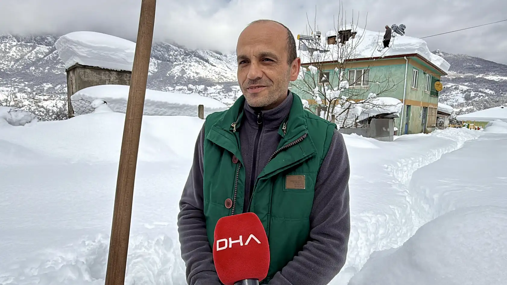 Bu köyde kar 2 metreye ulaştı