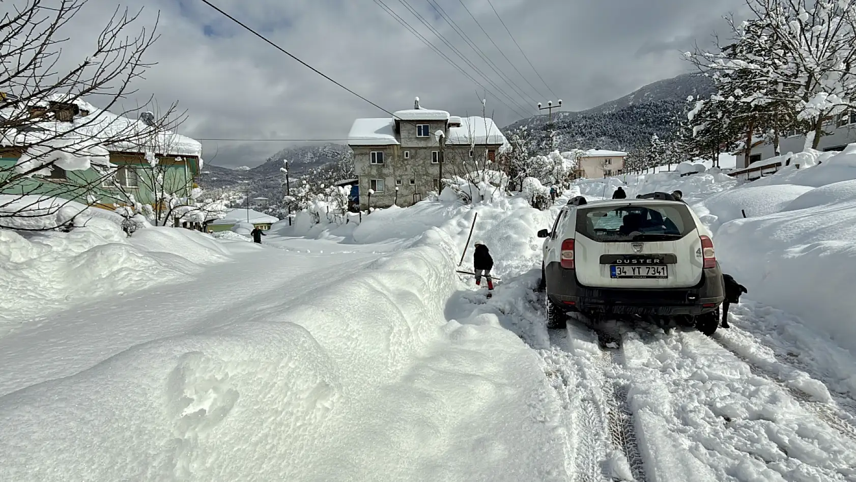 Bu köyde kar 2 metreye ulaştı