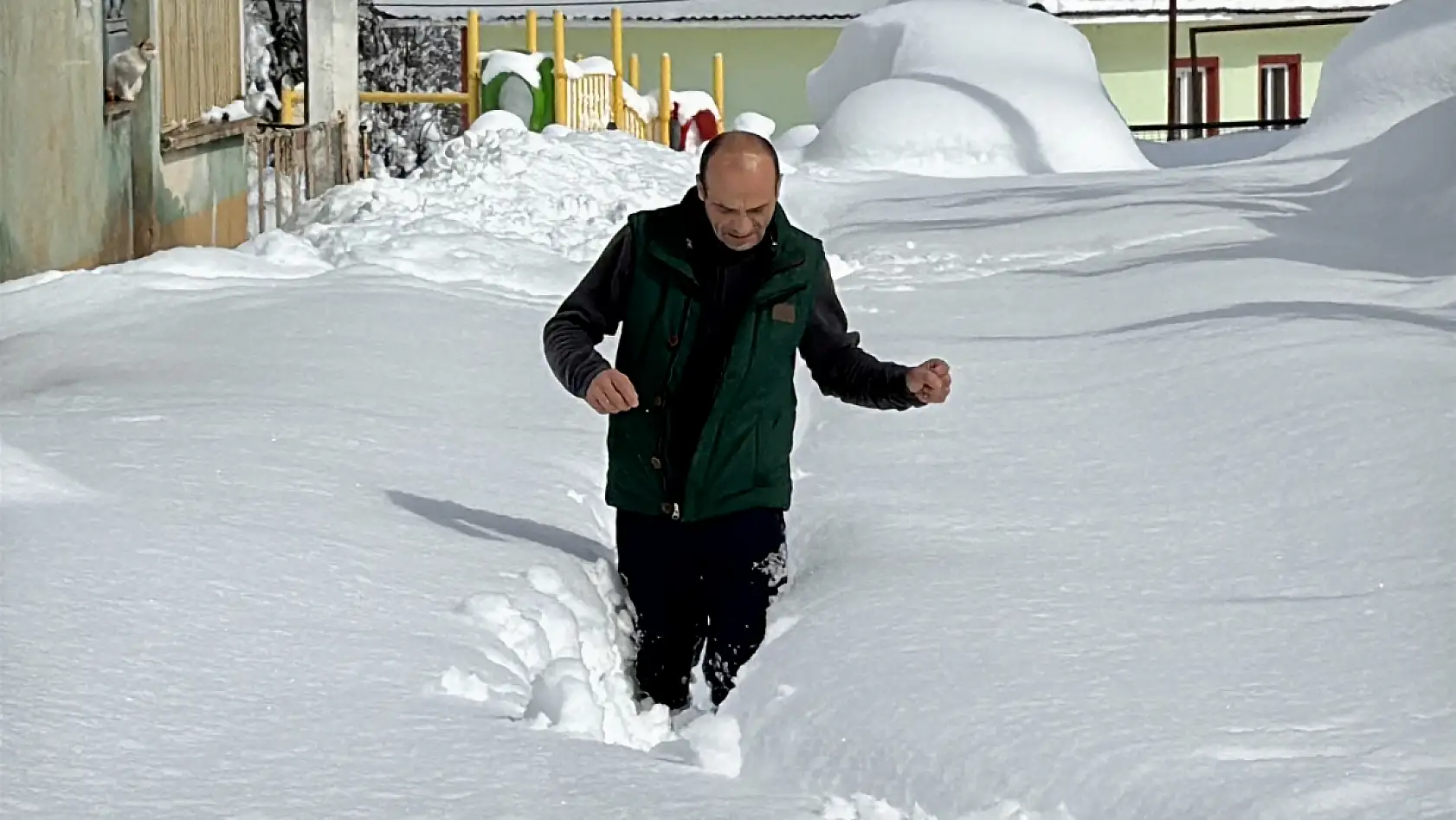 Bu köyde kar 2 metreye ulaştı