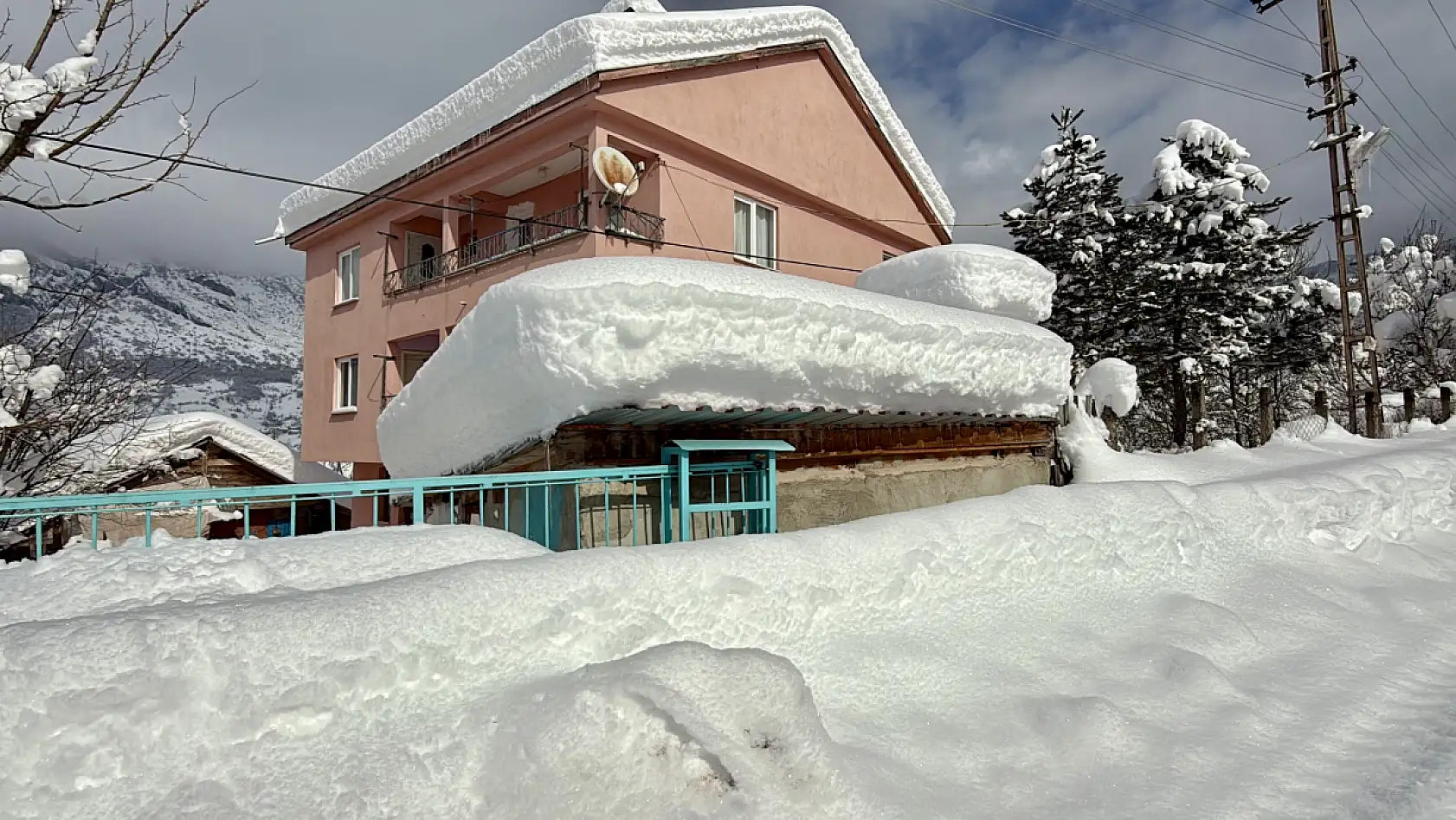 Bu köyde kar 2 metreye ulaştı