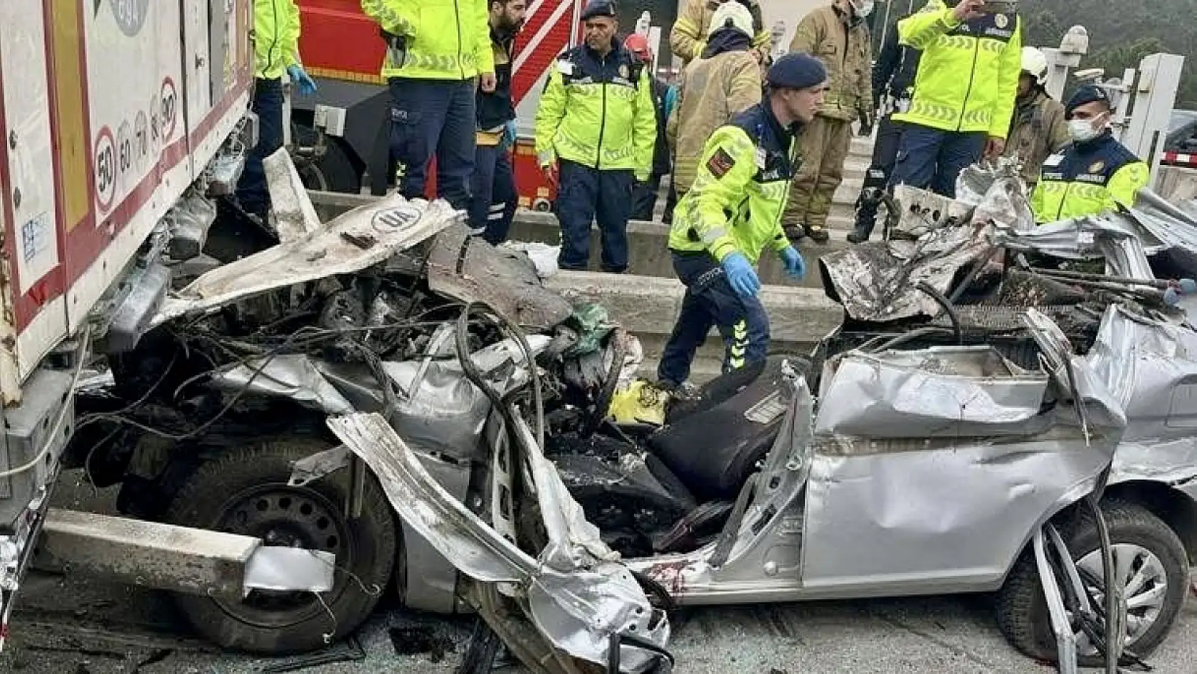Korkunç kaza, otomobilin tırın altına girdi