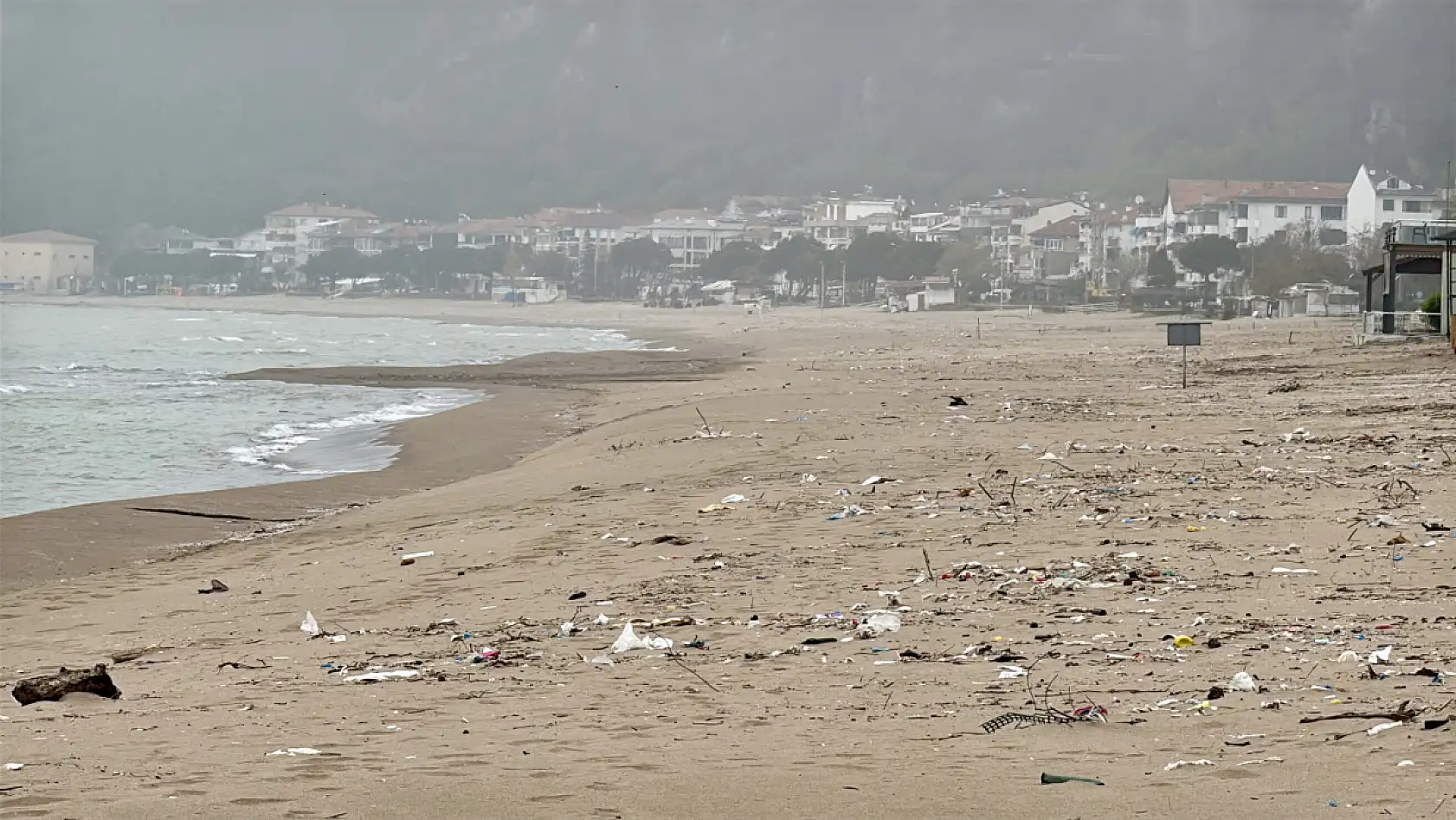 Çöpler sahile vurdu