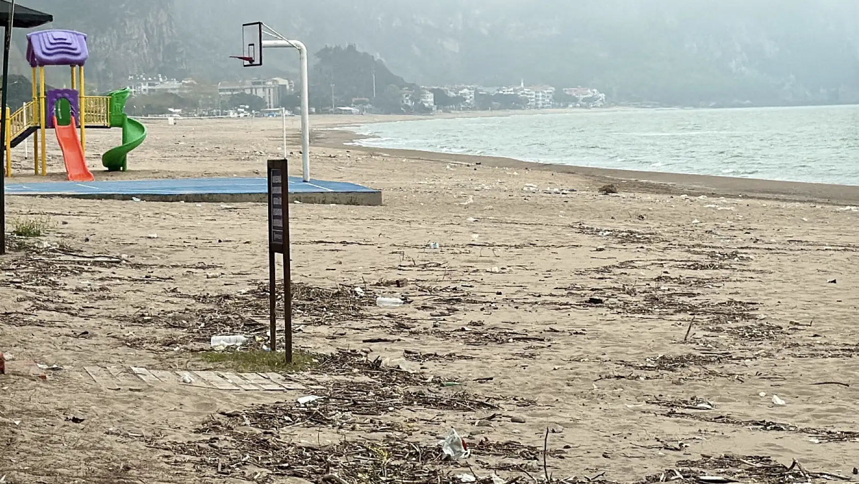 Çöpler sahile vurdu