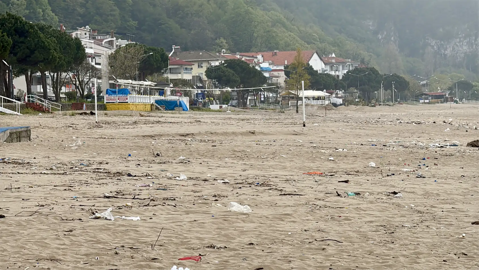 Çöpler sahile vurdu