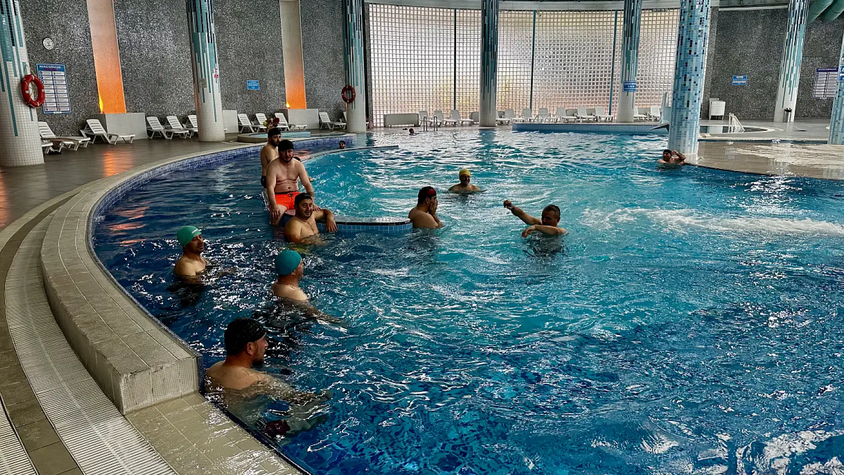 Akmazlar inşaat personeli moral depoladı