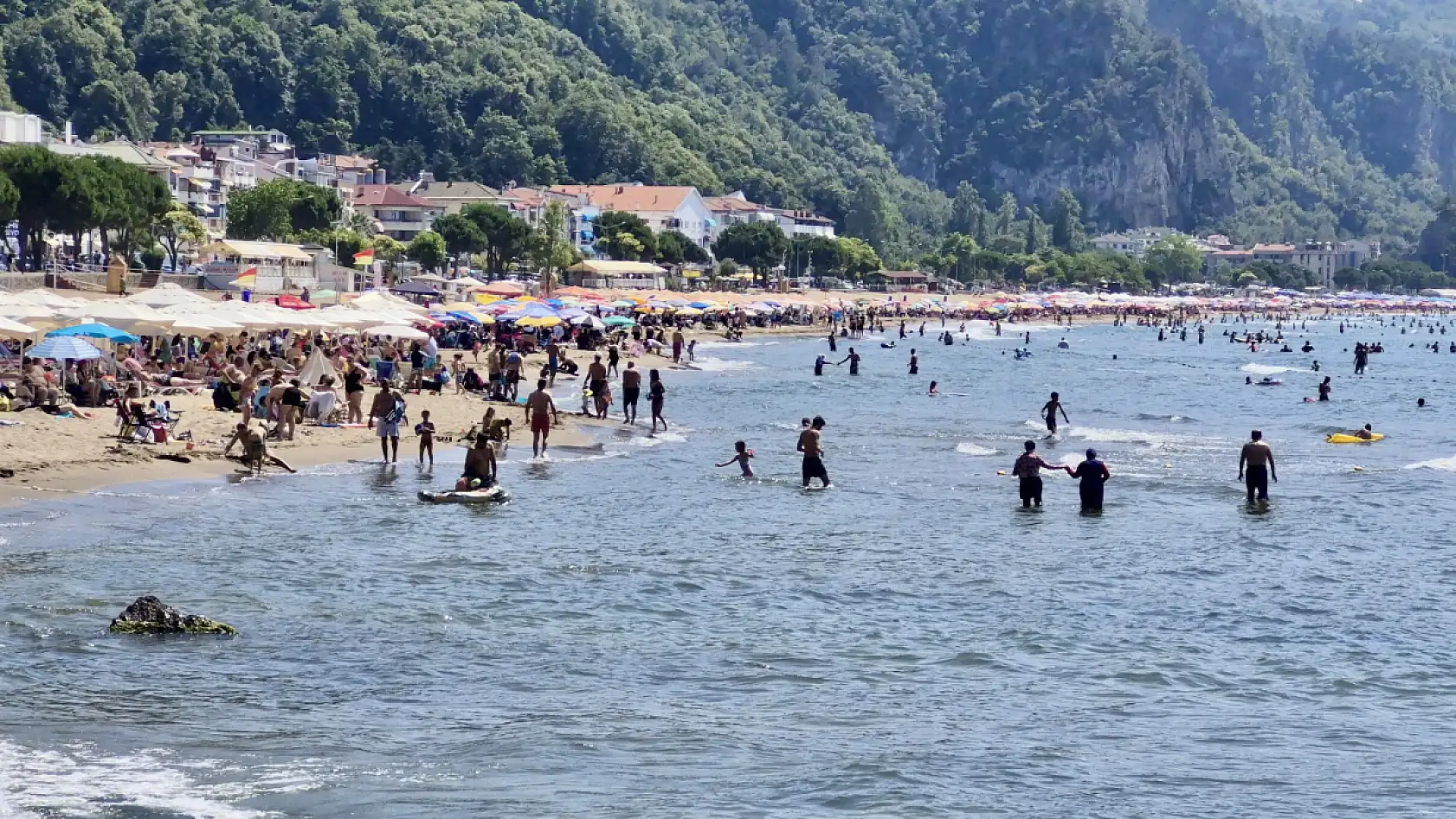 Hafta sonu sahiller tıklım tıklım doldu