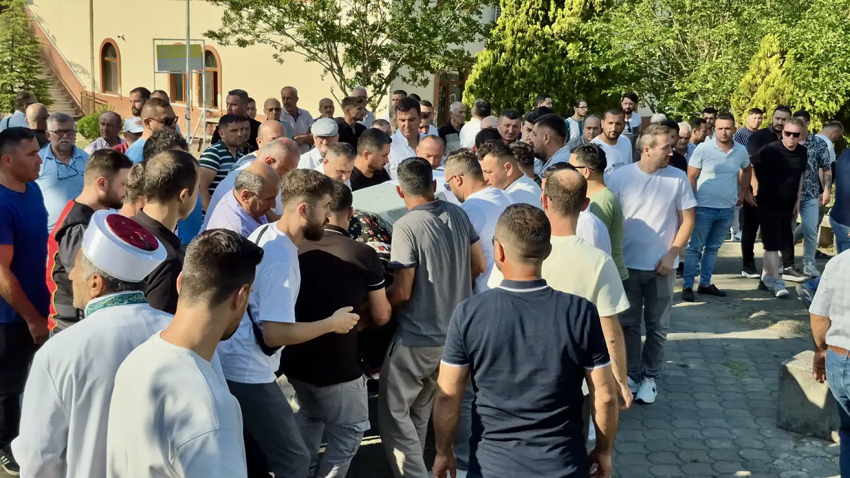 Cinayete kurban giden kadın toprağa verildi