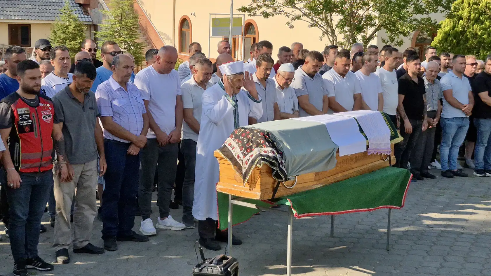Cinayete kurban giden kadın toprağa verildi