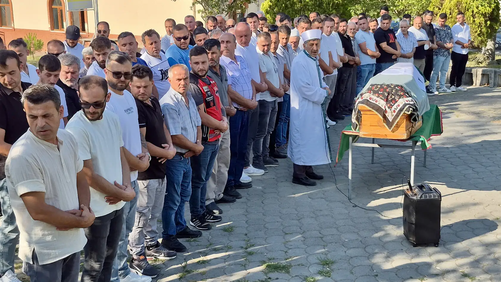 Cinayete kurban giden kadın toprağa verildi