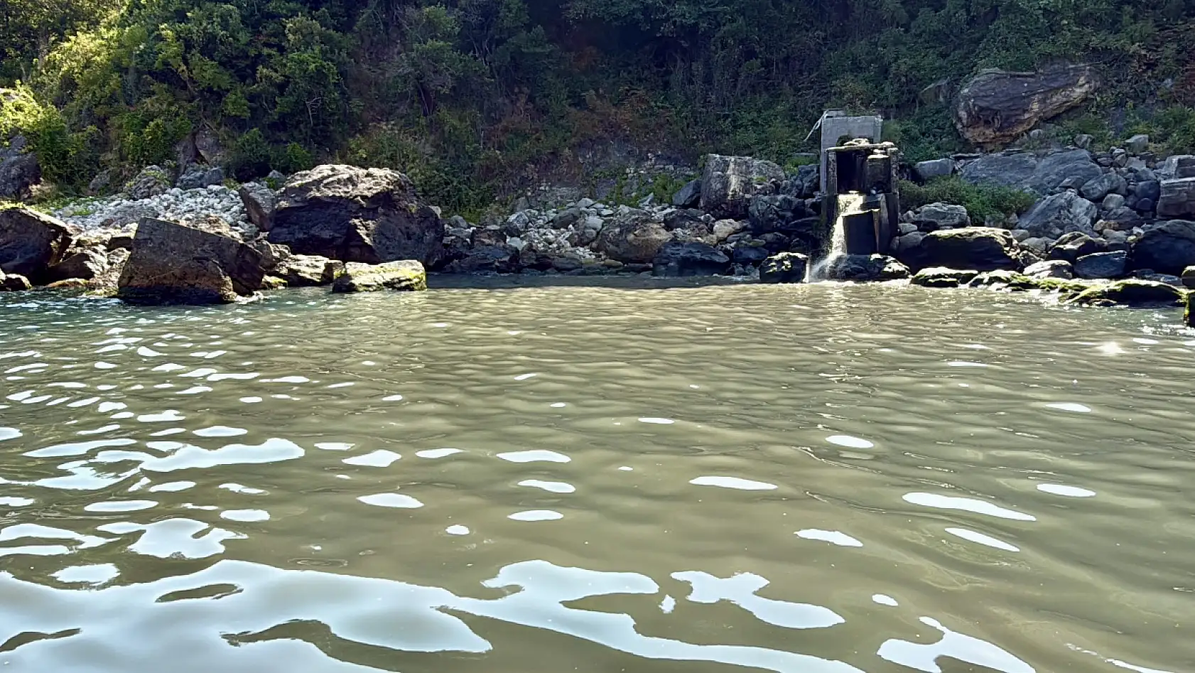 Atıklar denize akıyor