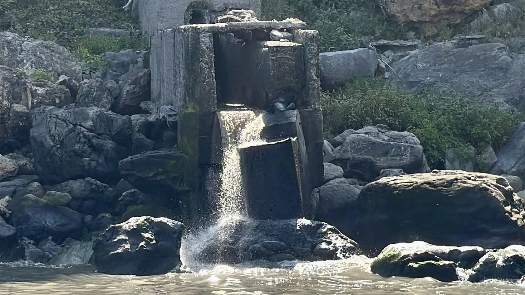 Atıklar denize akıyor