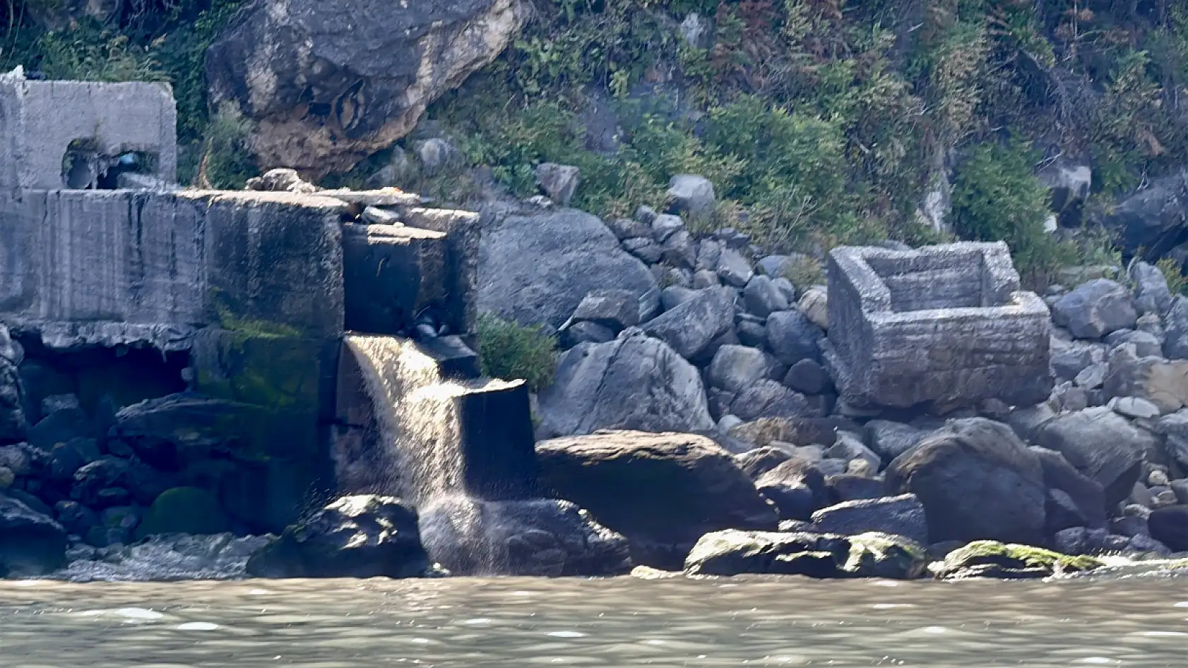 Atıklar denize akıyor