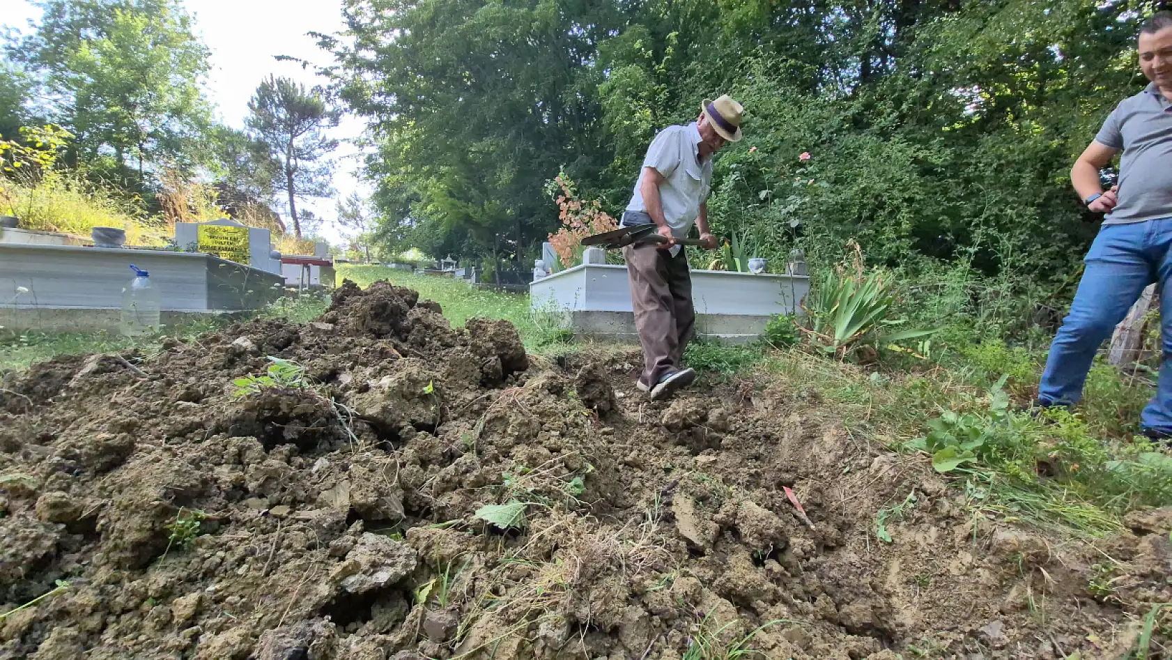 Ölmeden mezara girdi