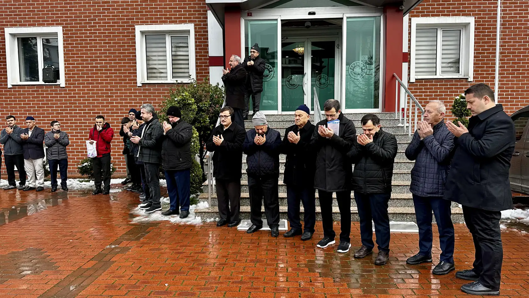 Umre kafilesi dualarla uğurlandı