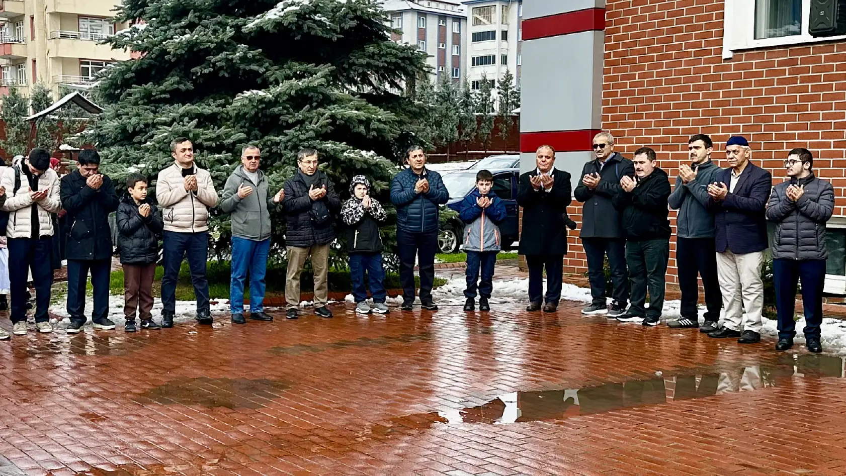 Umre kafilesi dualarla uğurlandı