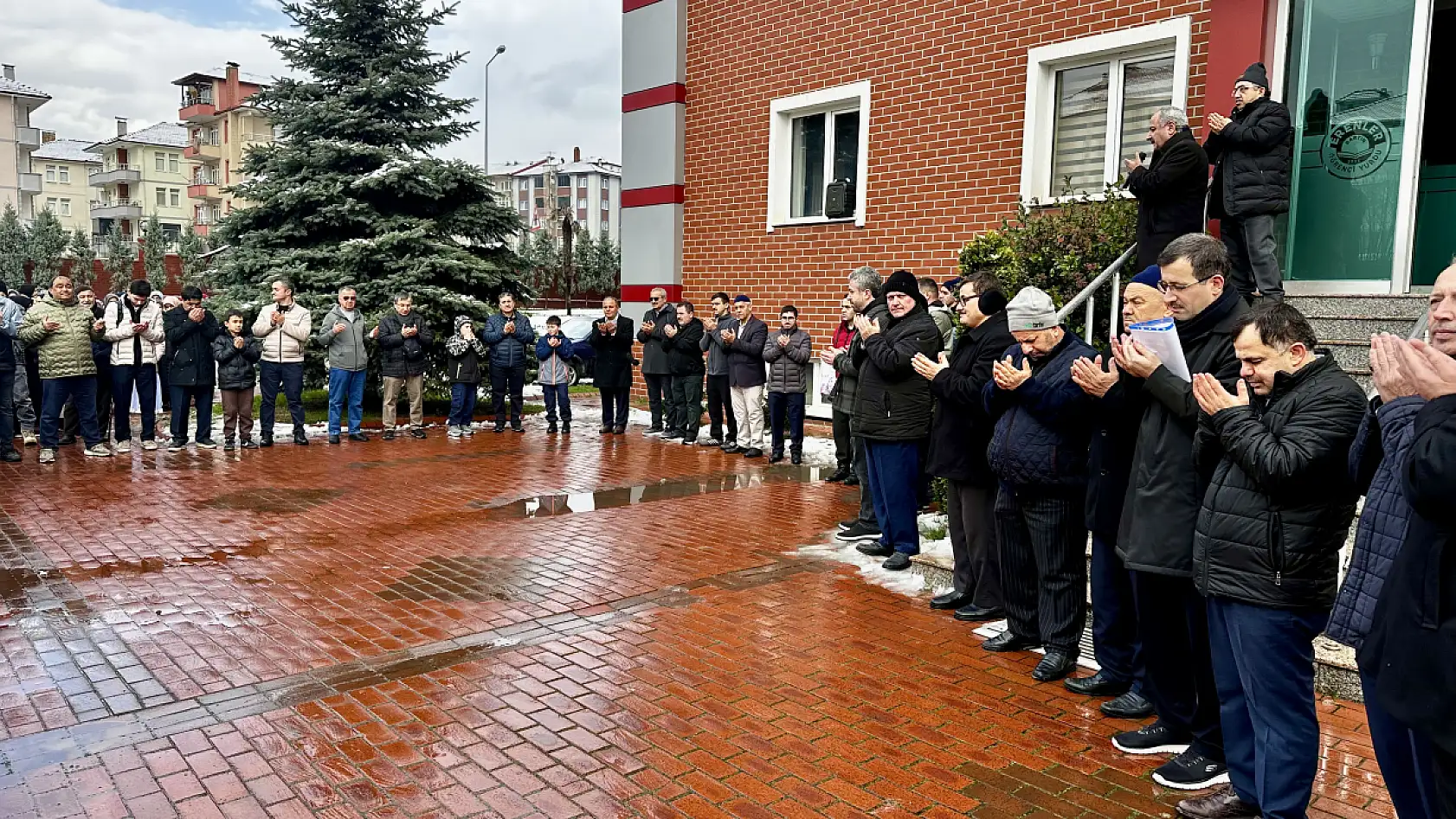 Umre kafilesi dualarla uğurlandı