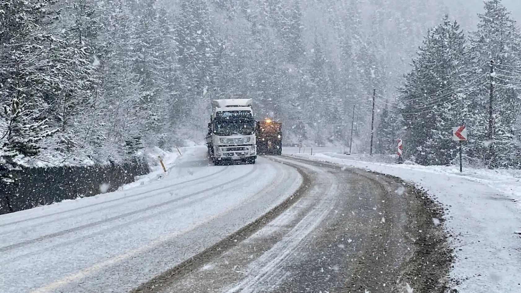 Lapa lapa kar yağıyor