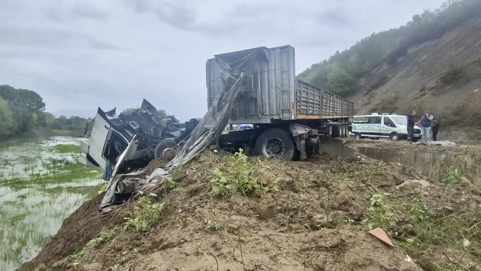 Gözyaşlarıyla toprağa verildiler