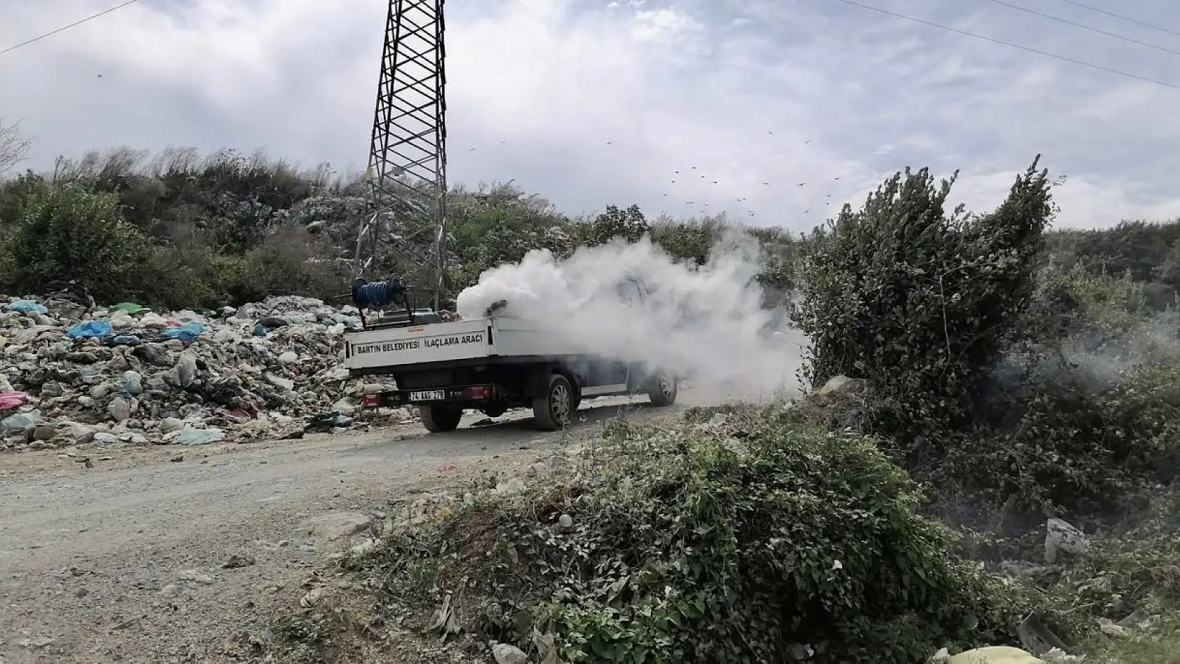 Deniz manzaralı çöplükte çalışma