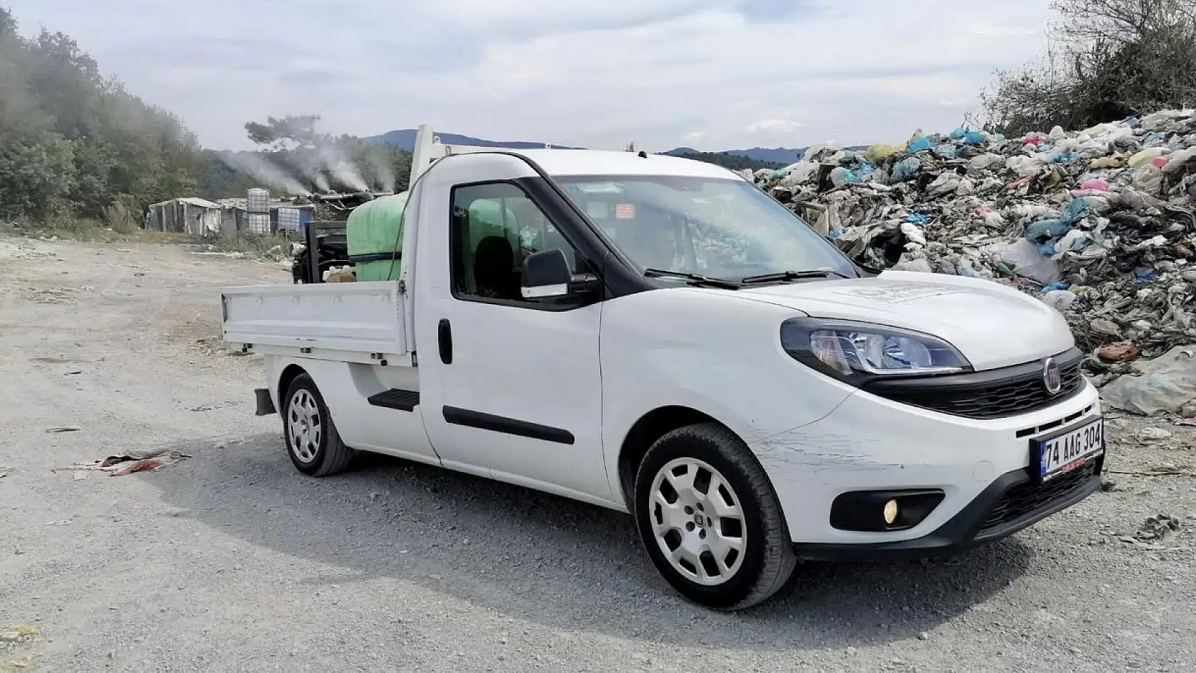 Deniz manzaralı çöplükte çalışma