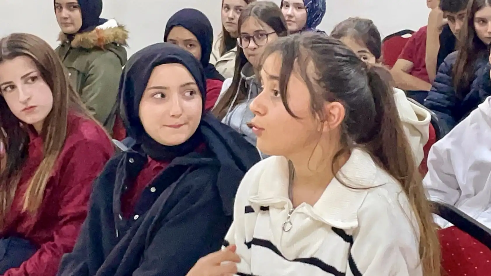 Öğrenciler savcıyı sorguya çekti