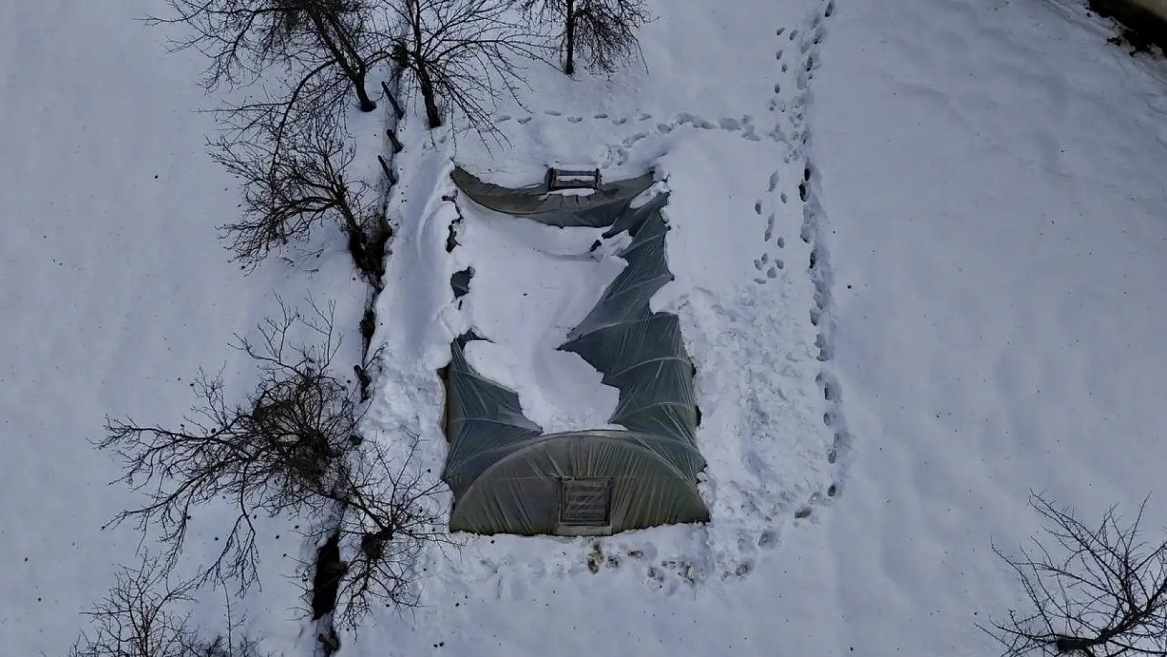 Kar birikintisine dayanamayan seralar çöktü