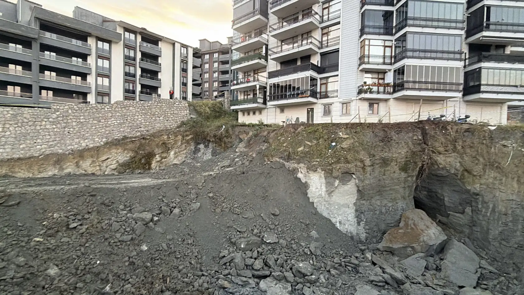 Amasra'da toprak kayması, 70 kişi tahliye edildi