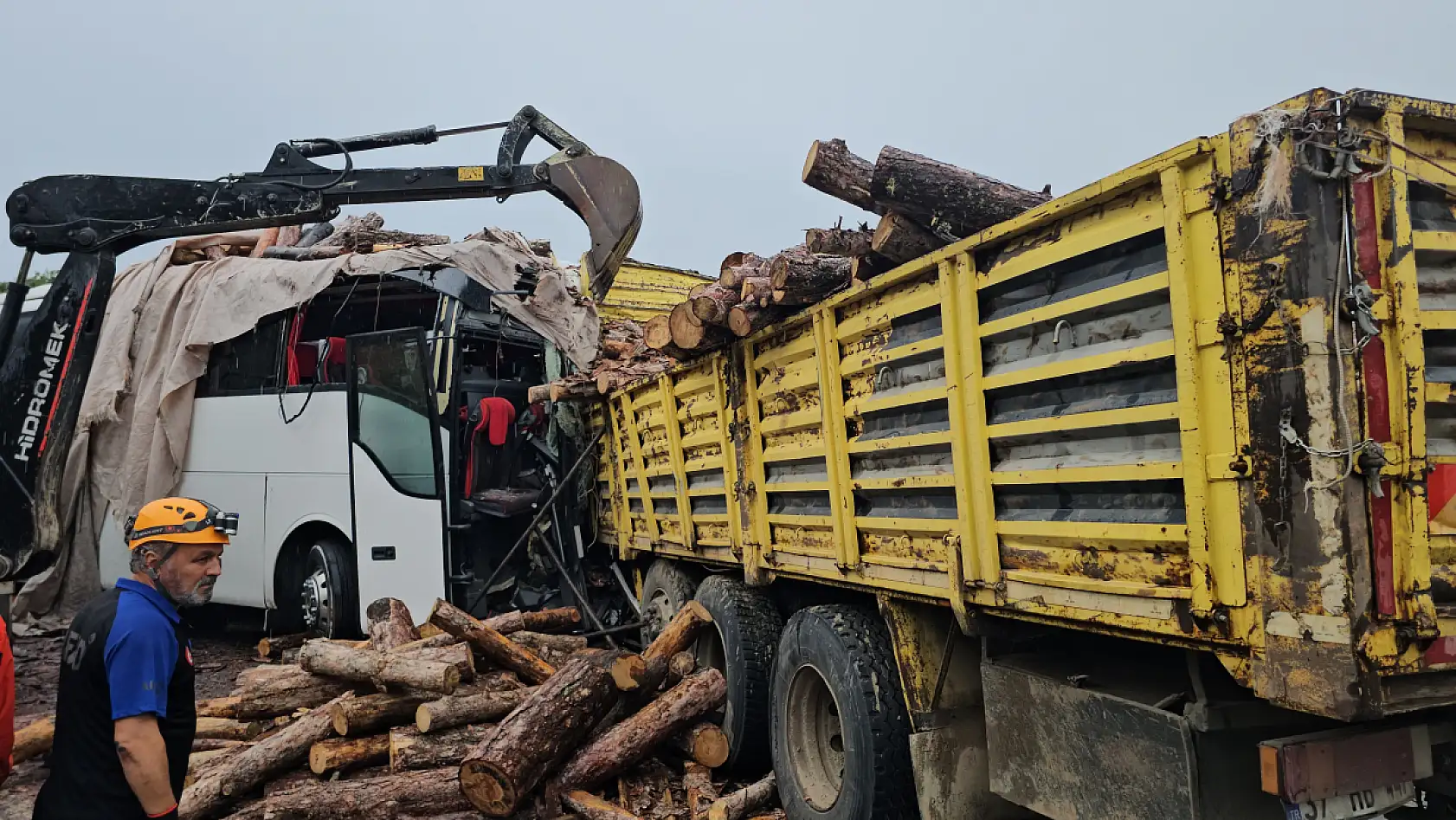 Otobüs odun yüklü tırla çarpıştı