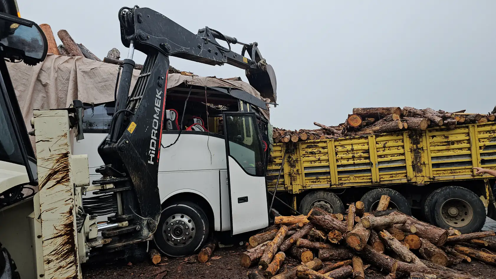 Otobüs odun yüklü tırla çarpıştı