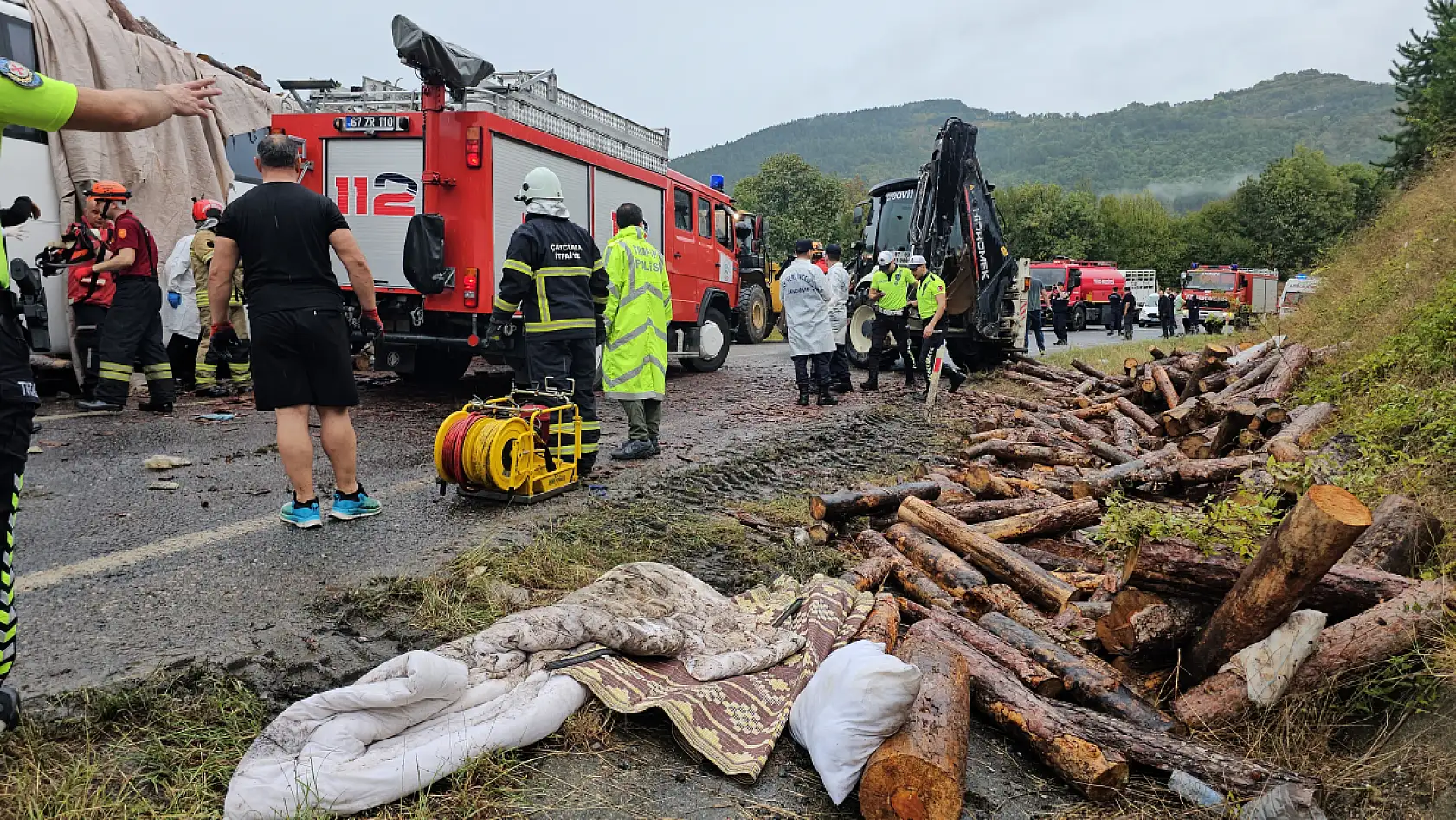Otobüs odun yüklü tırla çarpıştı
