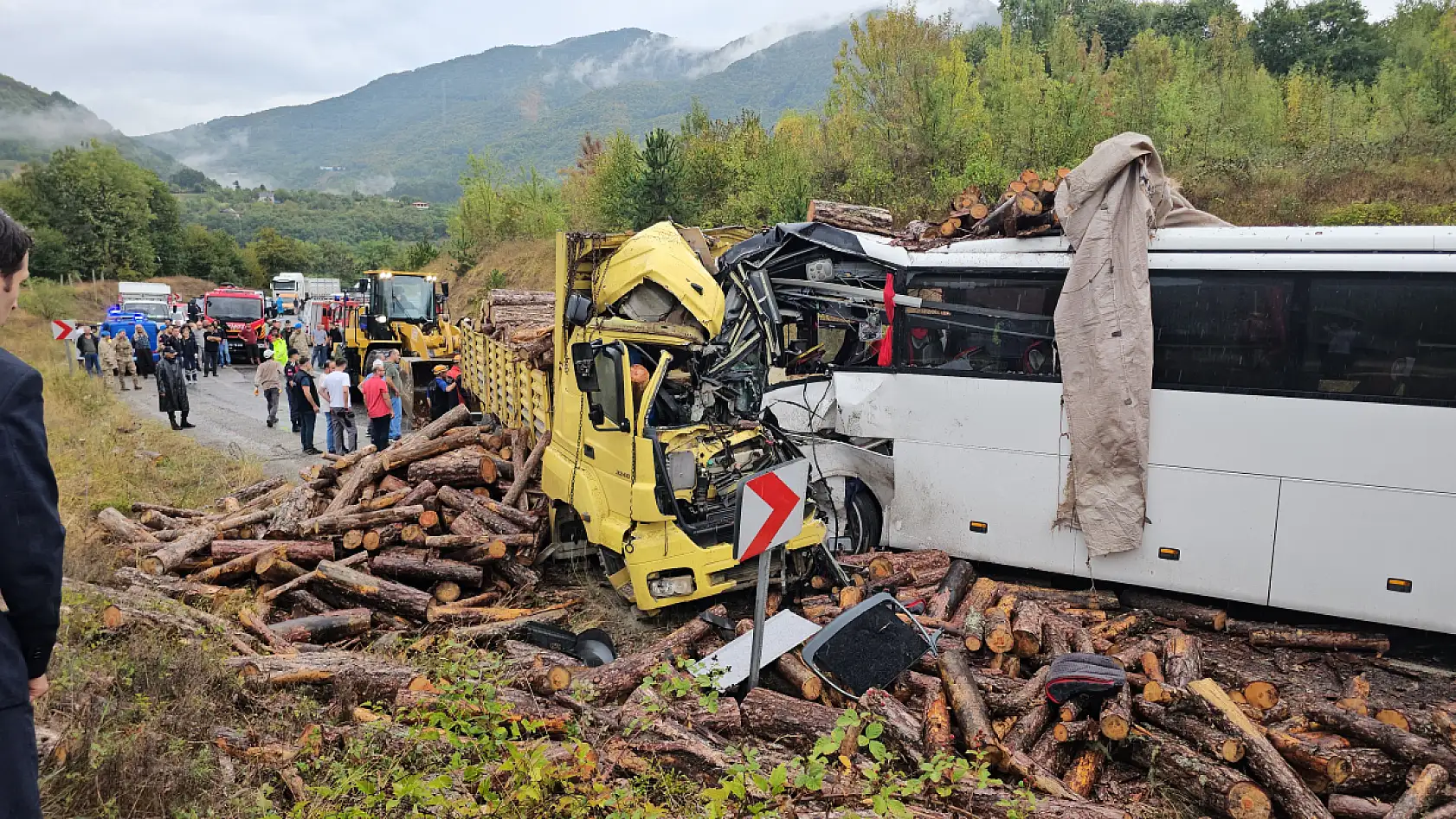 Otobüs odun yüklü tırla çarpıştı