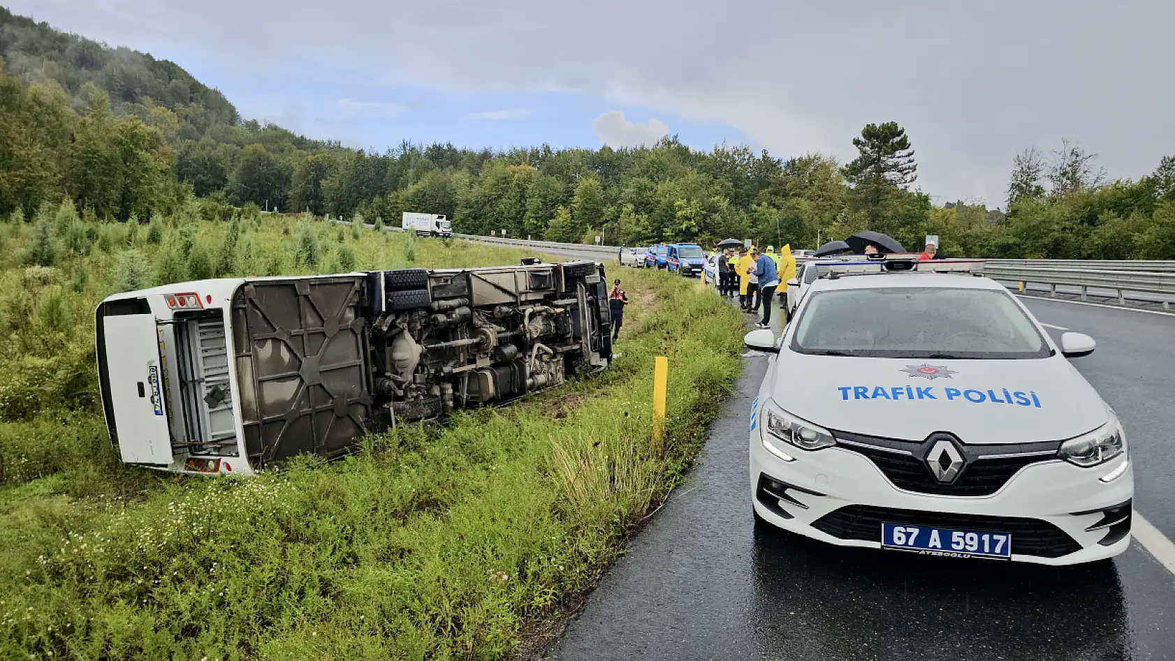 Yolcu midibüsü devrildi: 9 yaralı