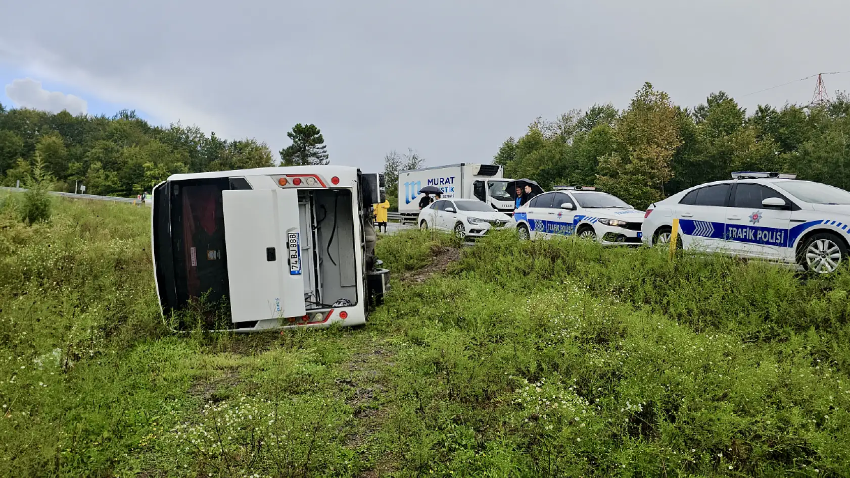 Yolcu midibüsü devrildi: 9 yaralı