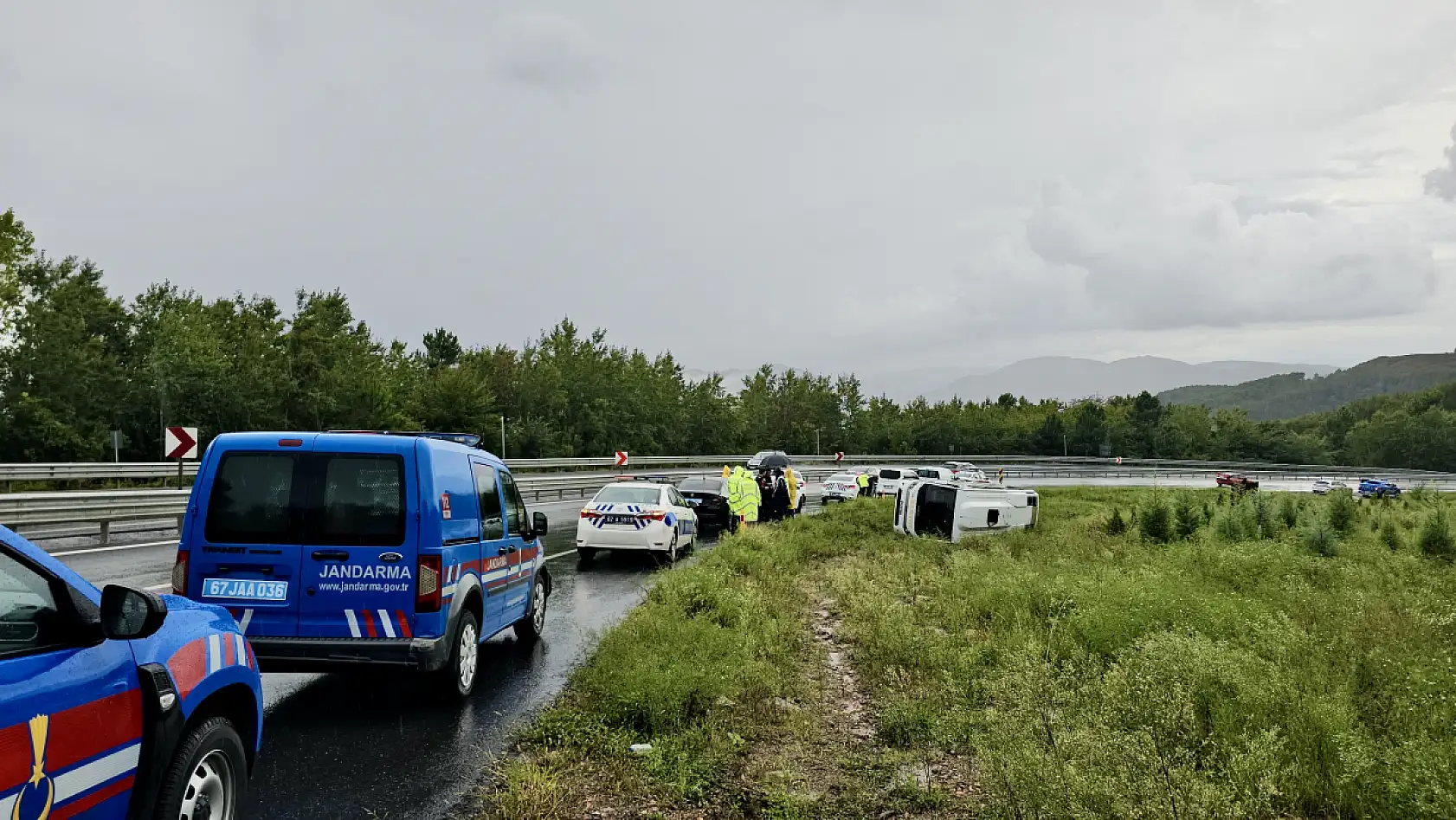 Yolcu midibüsü devrildi: 9 yaralı