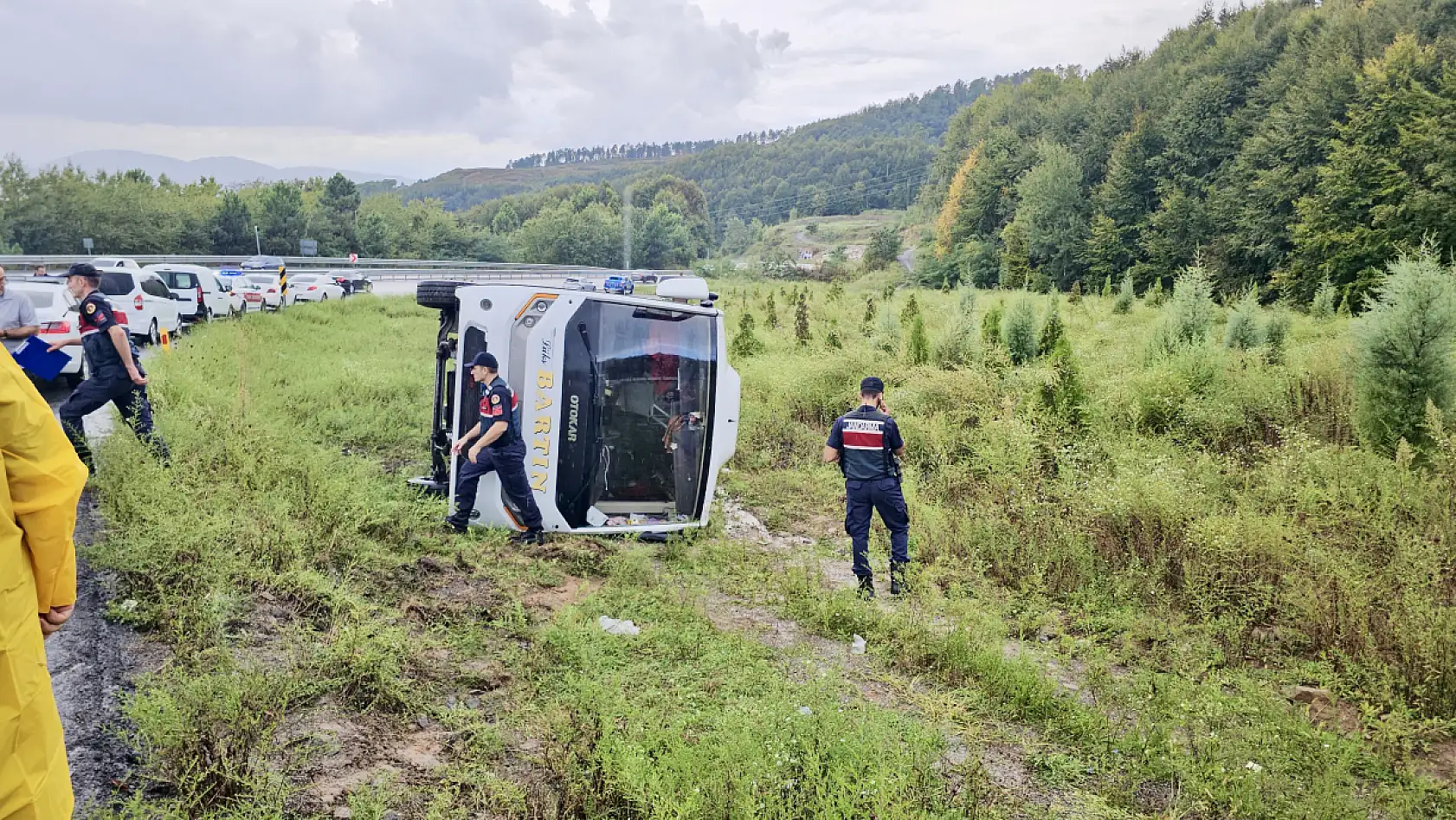 Yolcu midibüsü devrildi: 9 yaralı