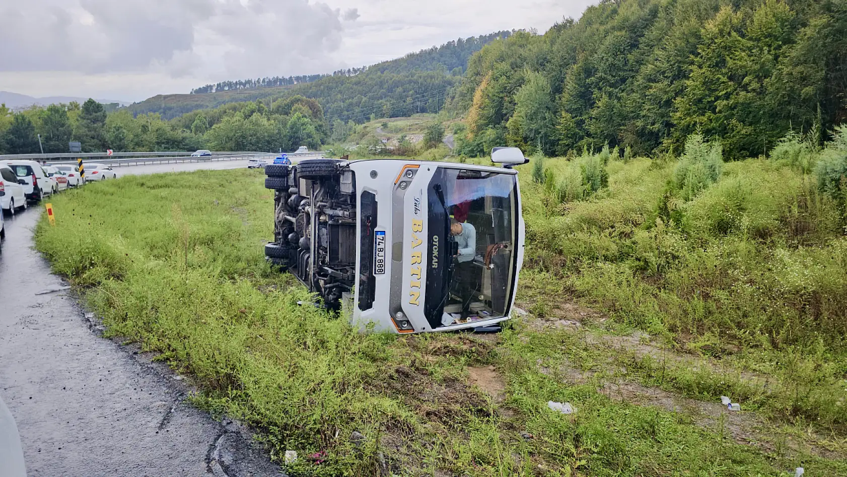 Yolcu midibüsü devrildi: 9 yaralı
