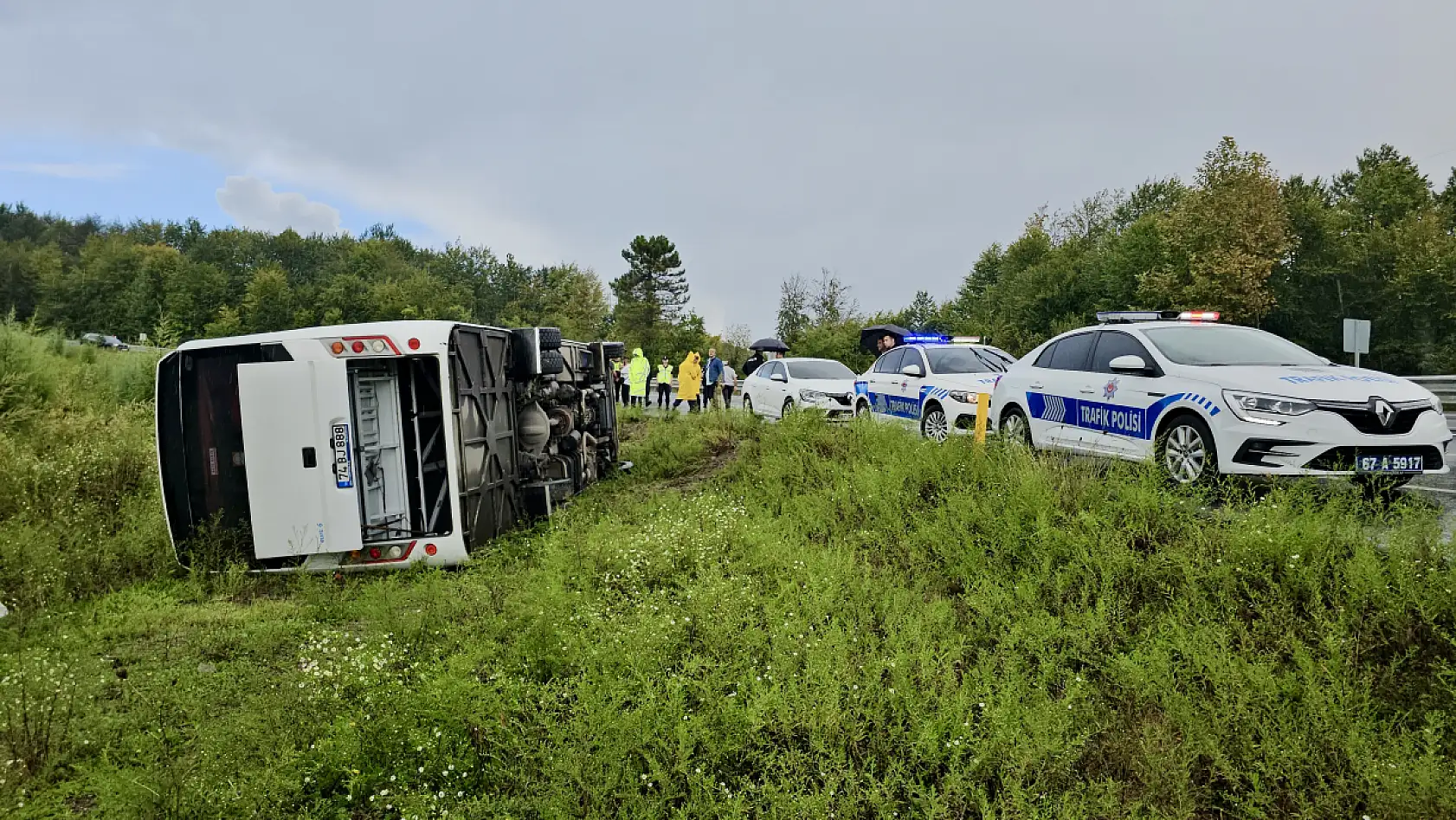 Yolcu midibüsü devrildi: 9 yaralı