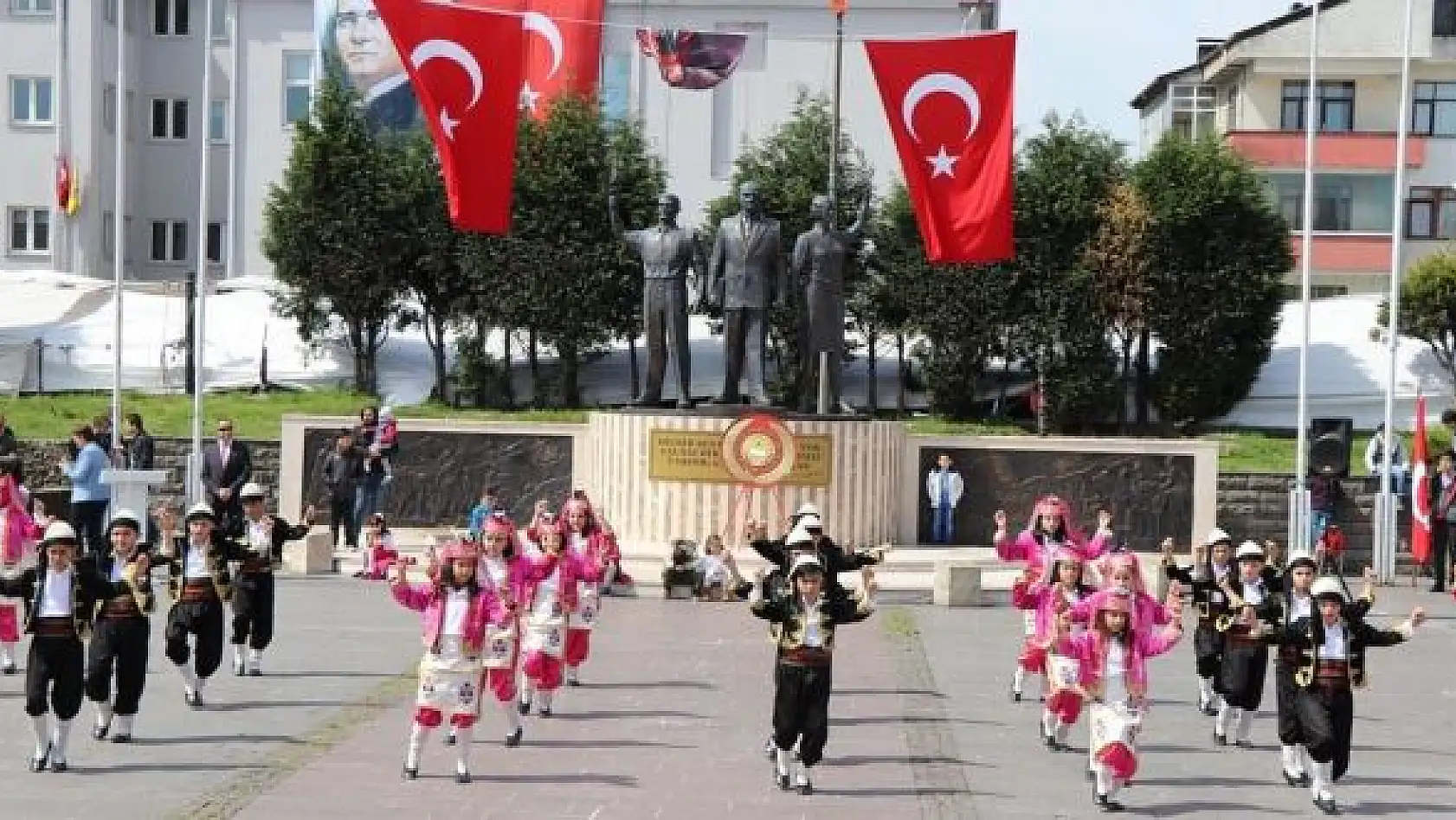 23 Nisan Cumhuriyet Meydanında Coşkuyla Kutlandı