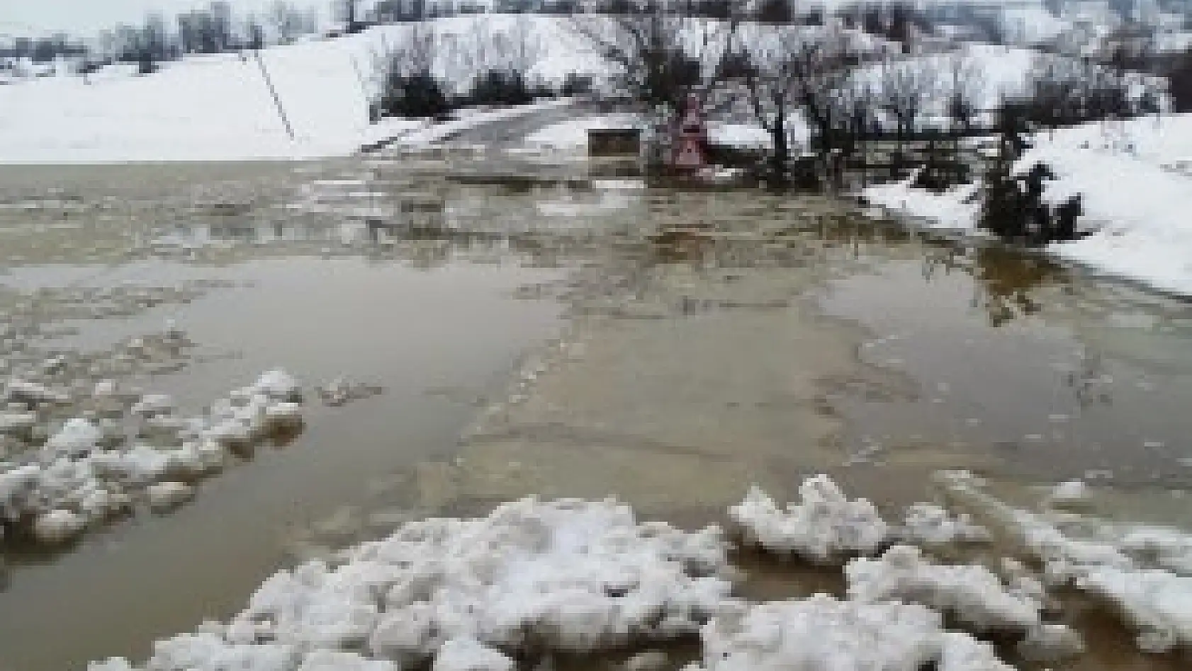 Drazlarda Eski Yol Sular Altında