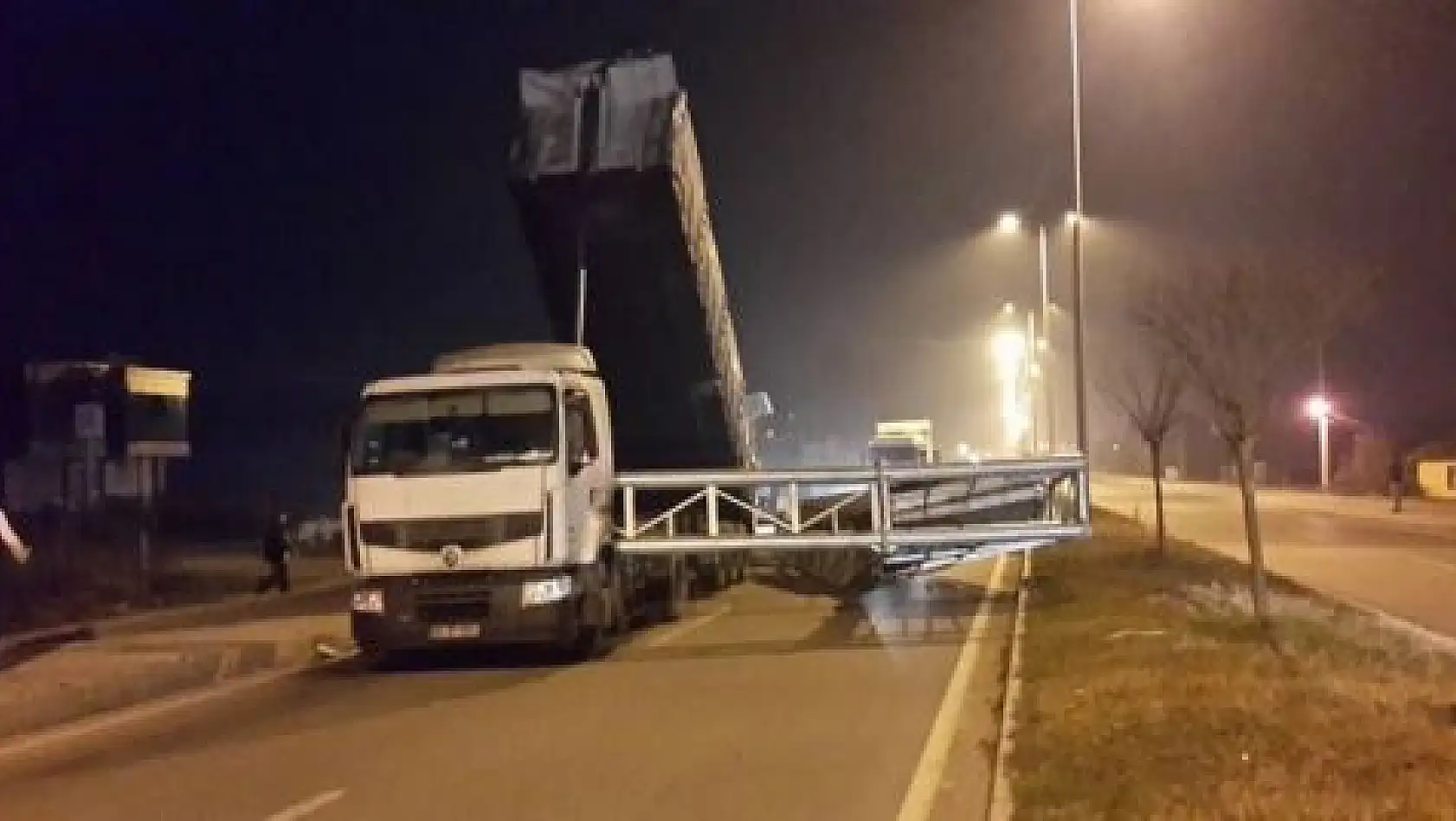 Açılan Kamyon damperi tabelayı devirdi