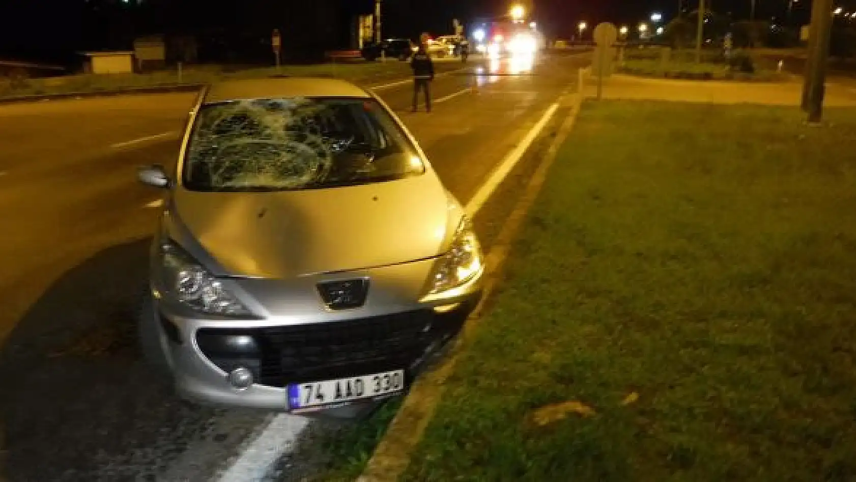 Alkollü kadın sürücü polise çarptı