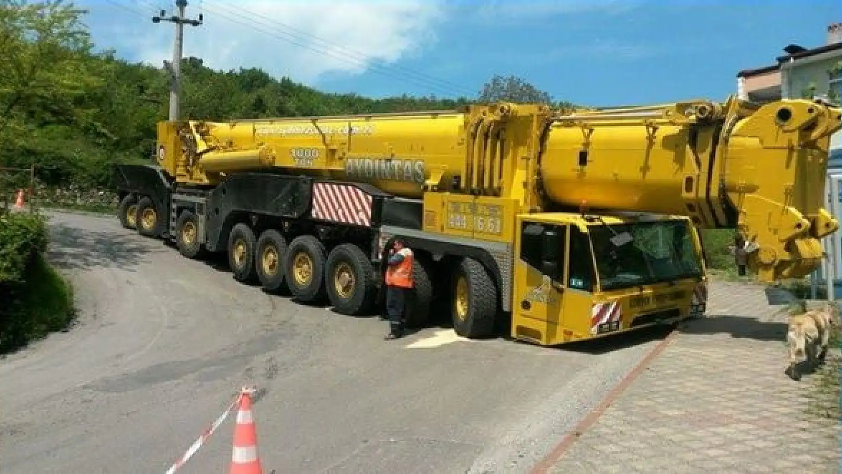 Amasra girişinde dev vinç yolu kapattı