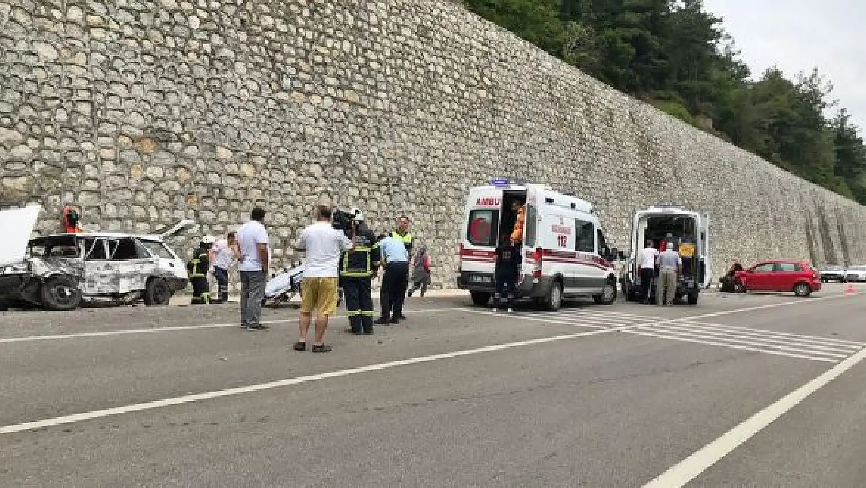 Amasra yolunda iki araç çarpıştı